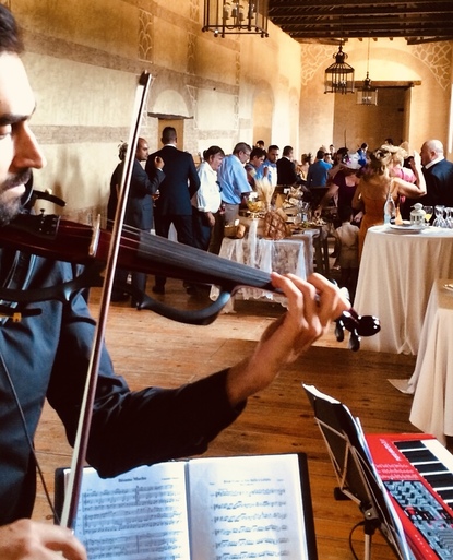 Música en directo con violín y piano para aperitivos de boda en Sevilla