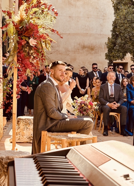 Música en directo con violín y piano para ceremonias de boda en Sevilla