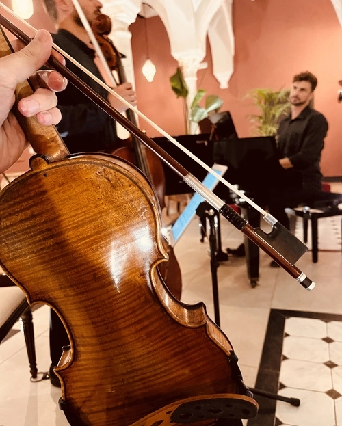 Música en directo con violín y piano para bodas en Sevilla