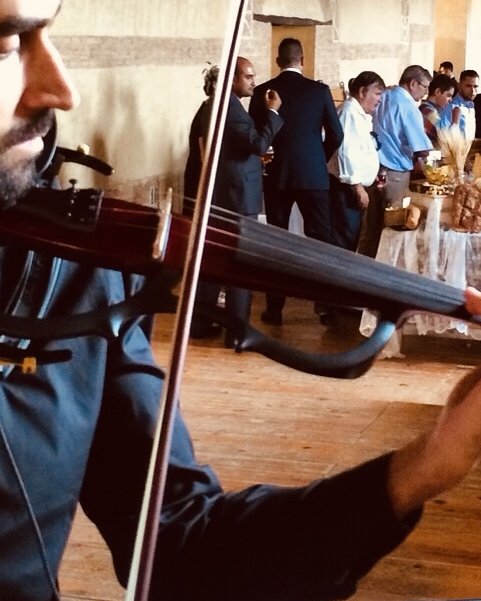 Violinista durante el aperitivo de boda