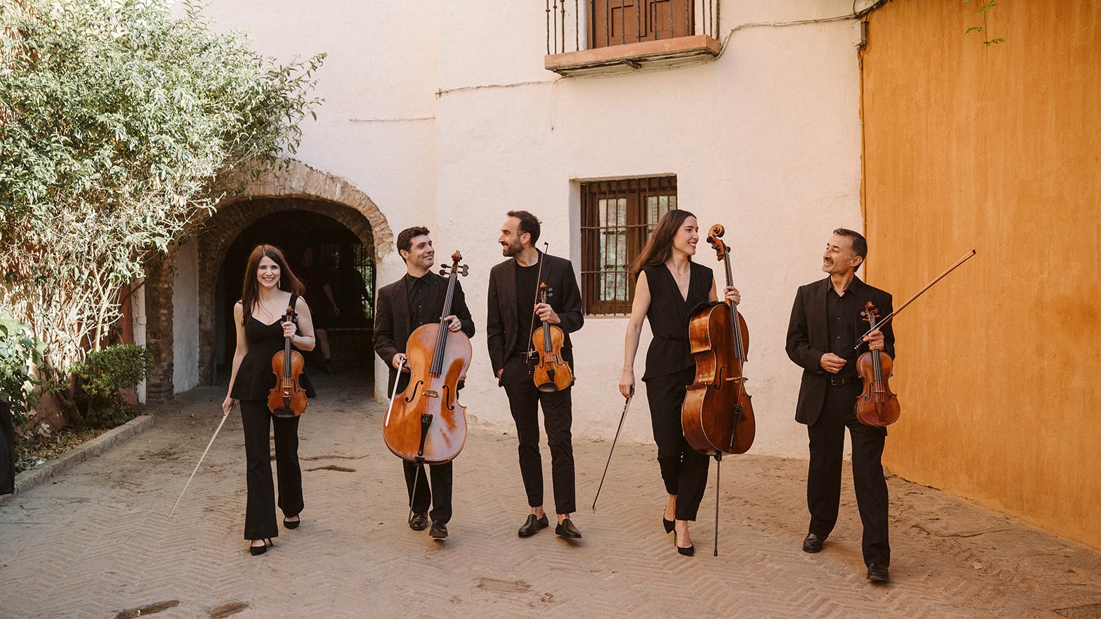 Quinteto de Música Para Boda con instrumentos, en patio sevillano