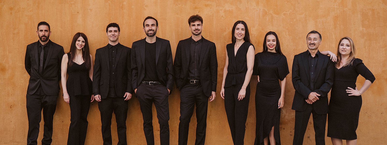 Equipo completo de Música Para Boda frente a una pared sevillana